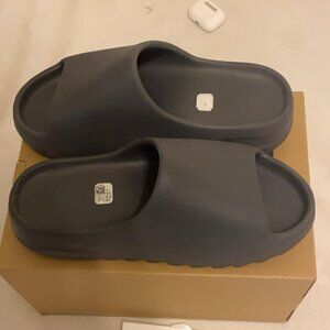 Yeezy Slides Onyx(READ DESC)